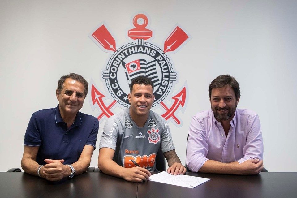Corinthians oficializa a contratação do lateral-esquerdo Sidcley