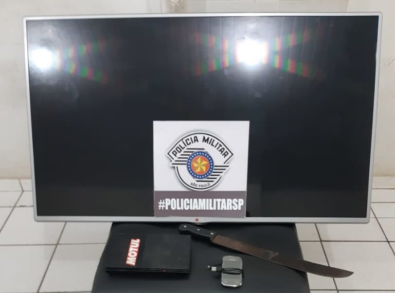 PM prende dupla com TV furtada de loja no centro