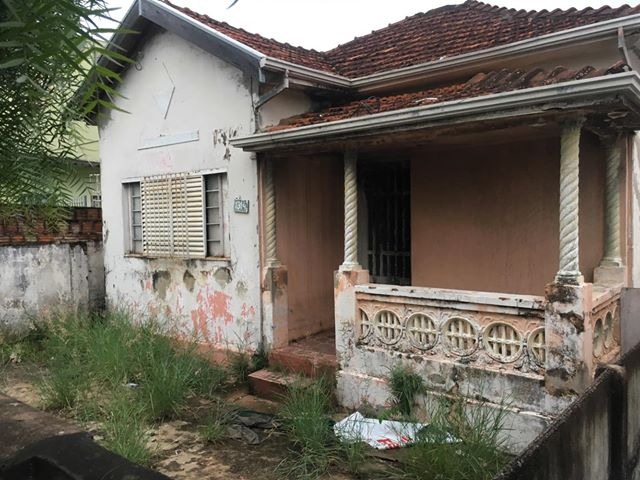 Casa abandonada traz problemas para moradores da zona Norte