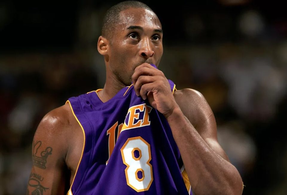 Ex-estrela da NBA Kobe Bryant morre em acidente de helicóptero