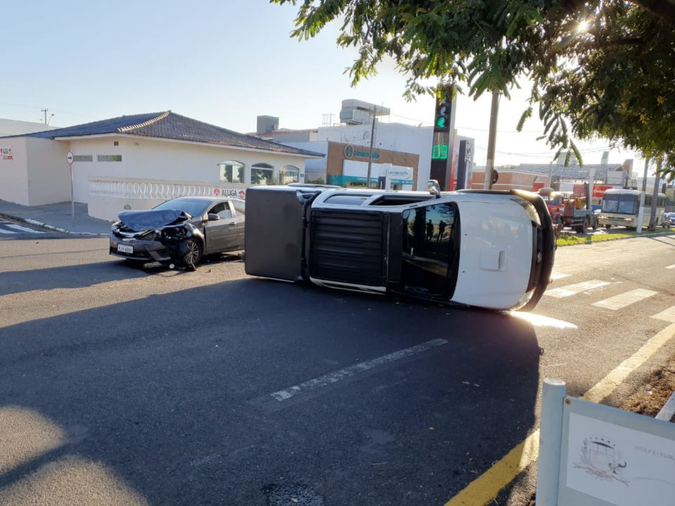 Camionete tomba após acidente na avenida das Esmeraldas