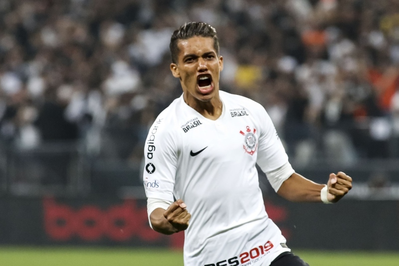 Corinthians recusa proposta do Benfica para vender o meia Pedrinho