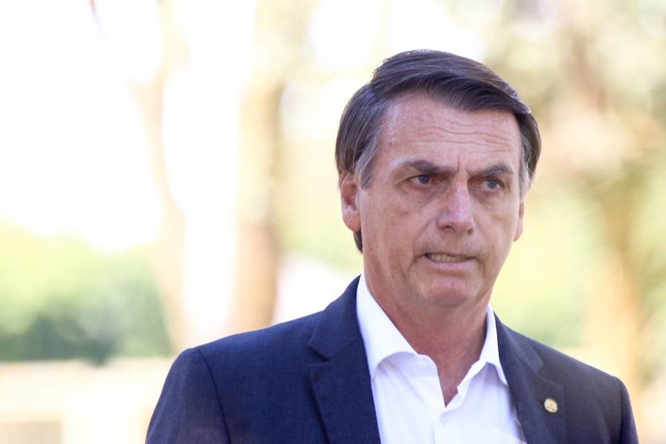 Bolsonaro quer subsidiar conta de luz de igrejas