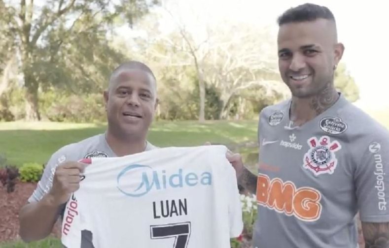 Luan recebe a camisa 7 do Corinthians das mãos de Marcelinho Carioca