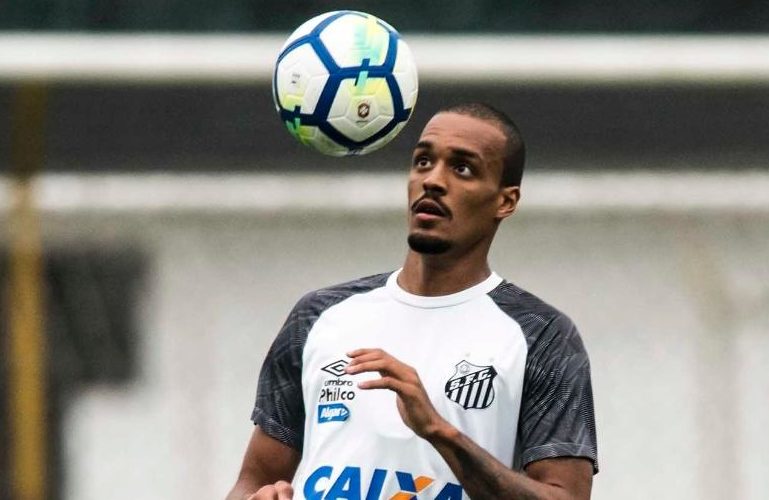 Santos anuncia renovação do contrato do zagueiro Luiz Felipe