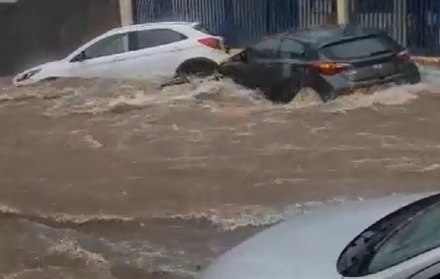 Chuva arrasta veículos em Bauru e assusta moradores