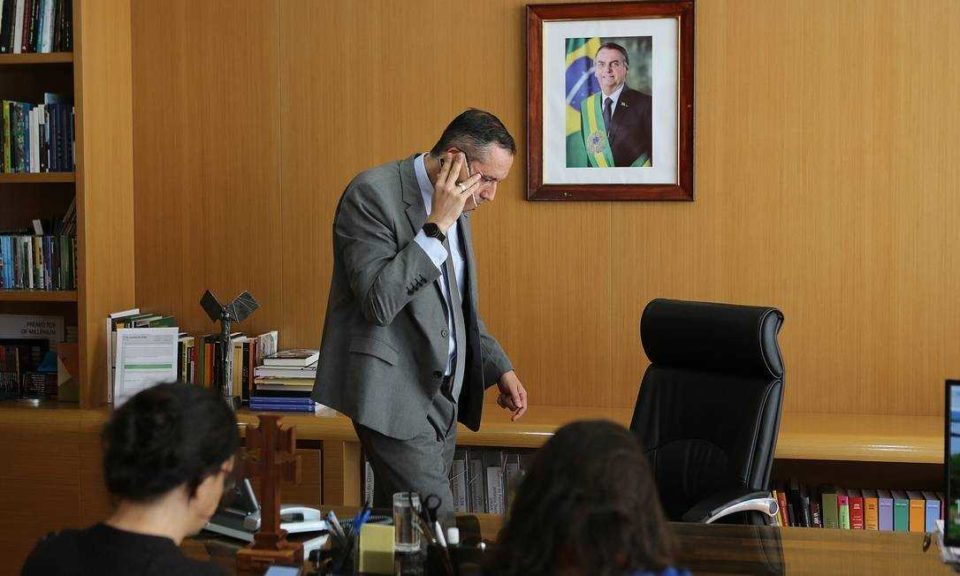 Bolsonaro decide demitir Roberto Alvim após fala nazista