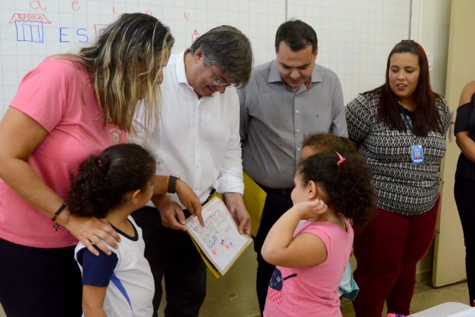 Daniel Alonso visita escola e acompanha entrega de kits escolares