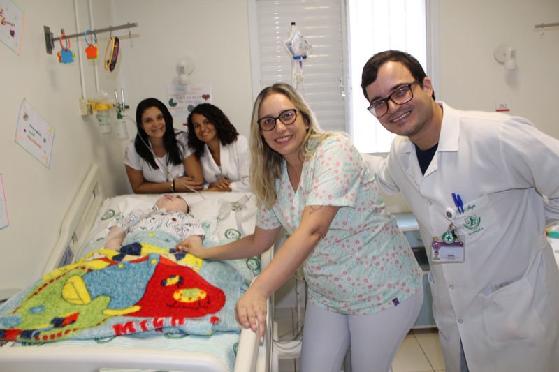 Kauê completa 6 anos e ganha presentes na Santa Casa