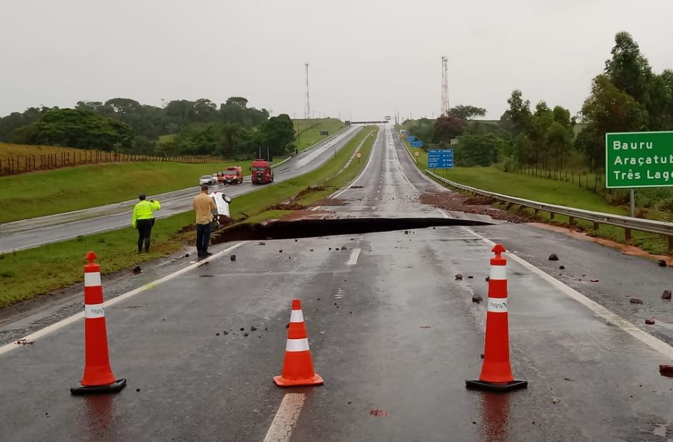 Tempestade interdita Rodovia Marechal Rondon na região
