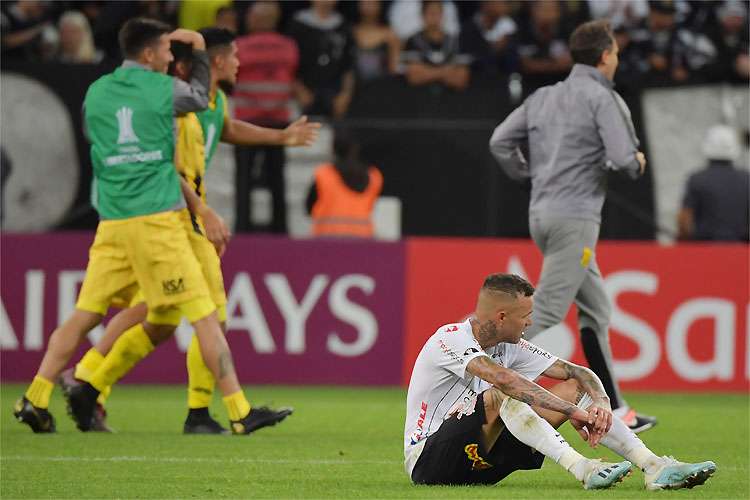 Corinthians vence o Guaraní, mas é eliminado da Libertadores