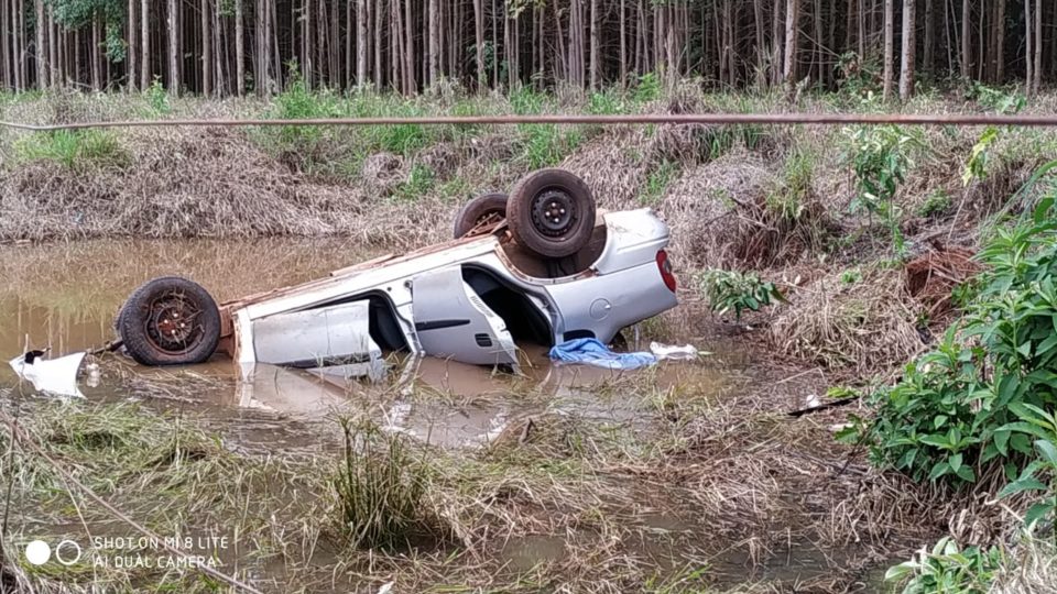 Jovem morre após carro cair dentro de poça d’água