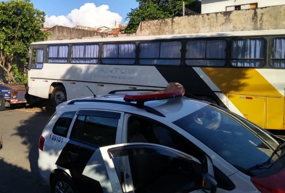 Motorista sem CNH bate ônibus em semáforo na zona Oeste