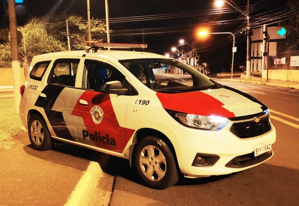 Homem bêbado carregava crianças em veículo