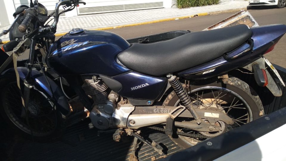 Moto furtada é encontrada em matagal na região