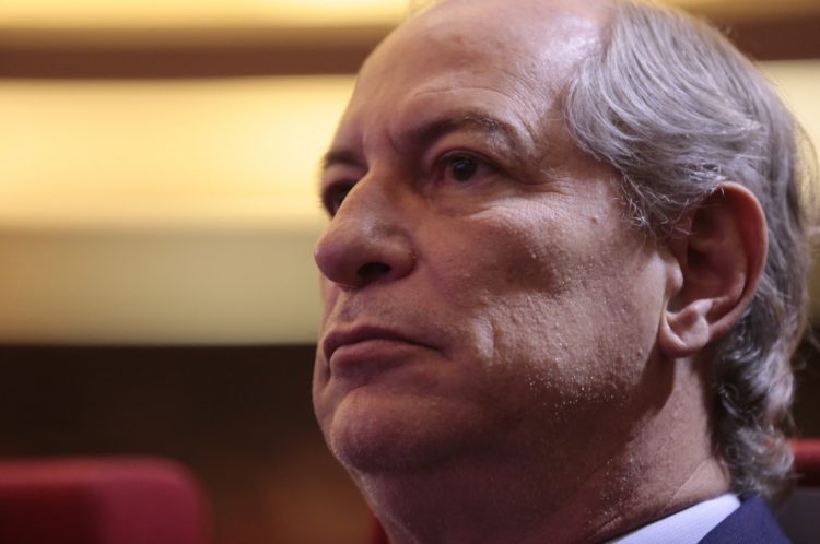 “Libélula deslumbrada”, responde Ciro Gomes a Carlos Bolsonaro