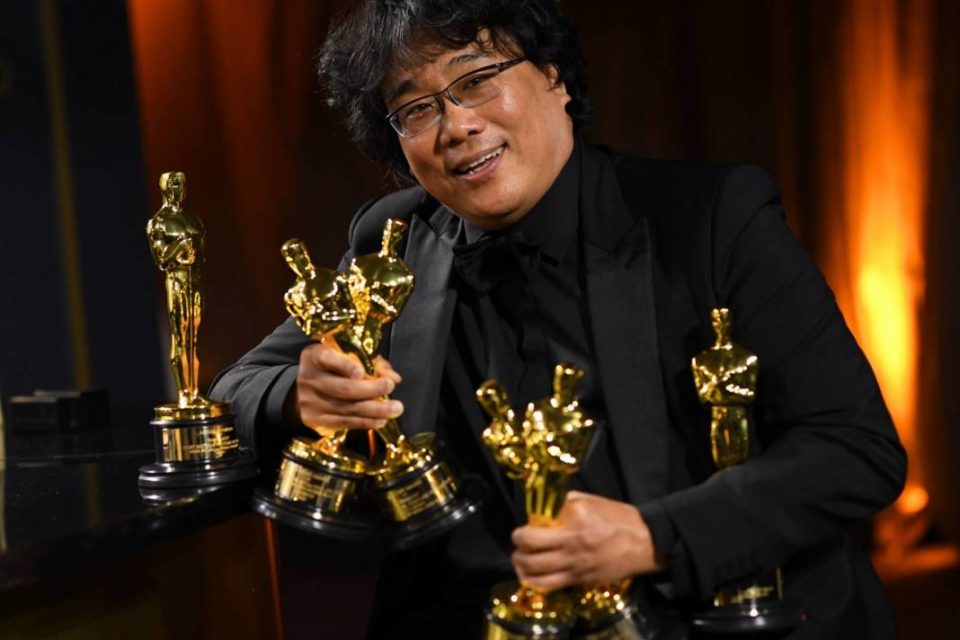 Bong Joon-ho se desculpa por ganhar muitos prêmios no Oscar