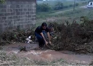 Moradores são obrigados a limpar bueiro para evitar alagamento