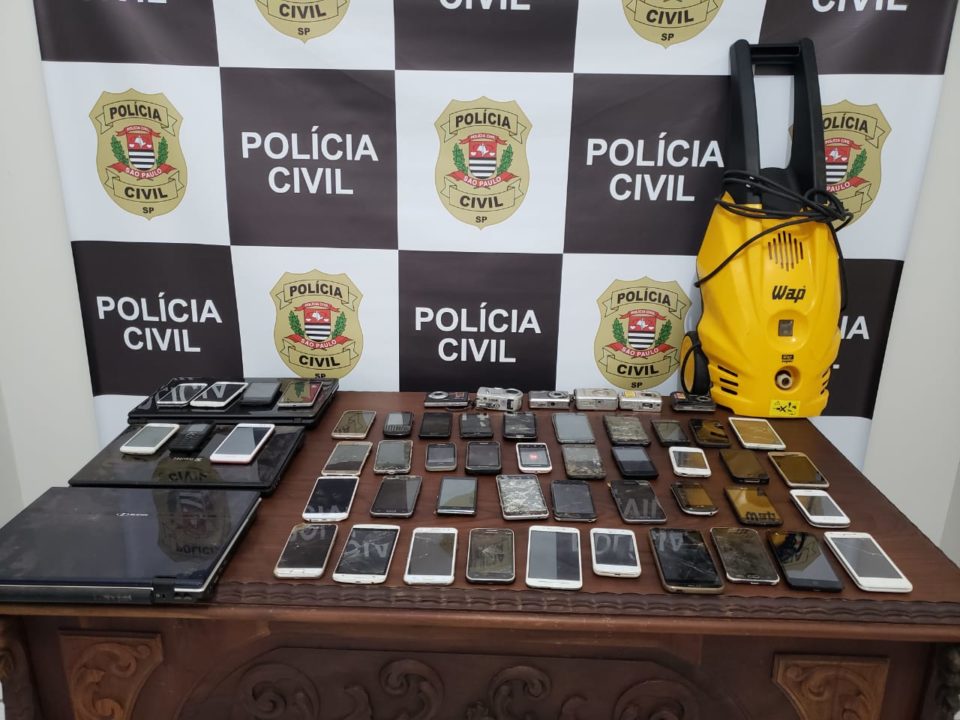 Operação da Polícia Civil apreende 53 celulares e outros eletrônicos