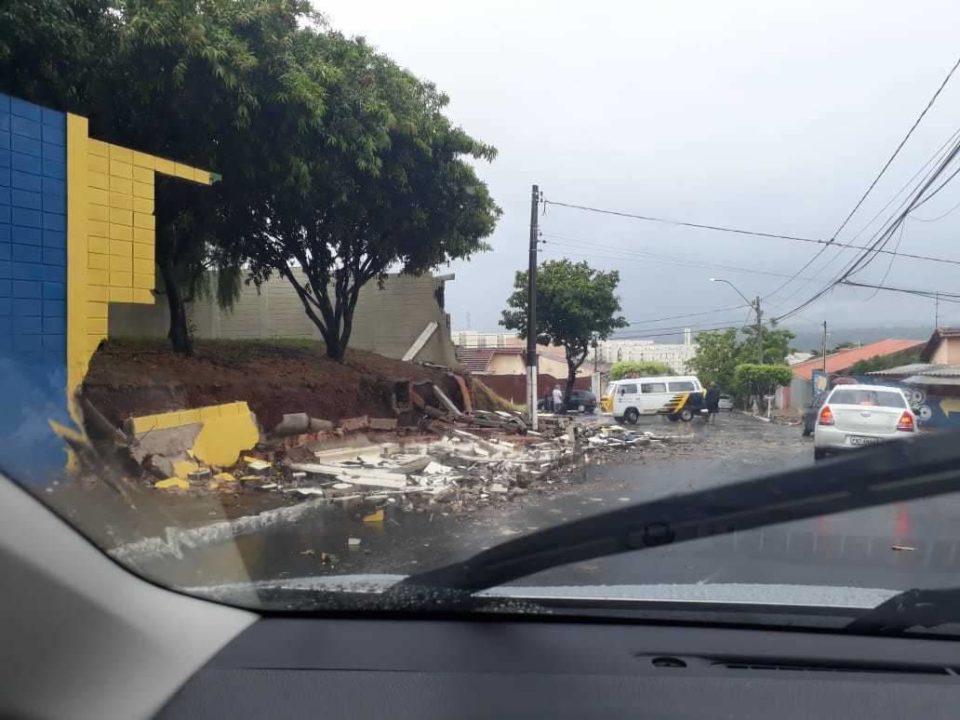 Chuva provoca transtornos na cidade e derruba muro de escola