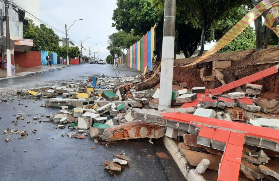 Chuva provoca transtornos na cidade e derruba muro de escola