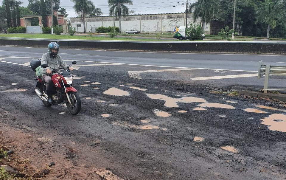 Acesso fica precarizado após ser usado como desvio de viaduto