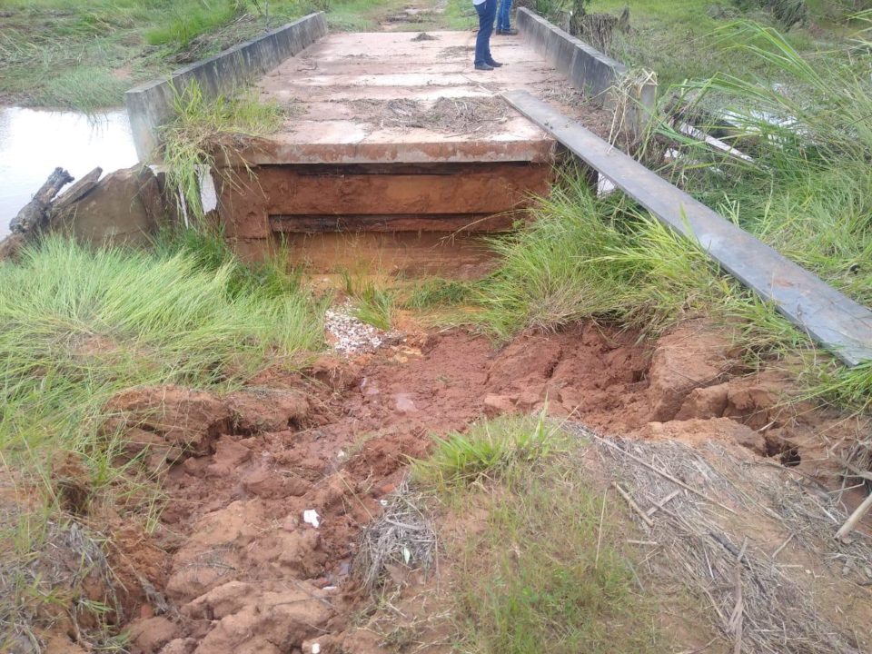 Famílias continuam ilhadas após chuva danificar ponte rural