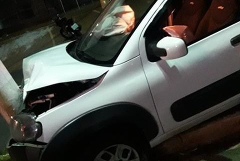 Carro batido é abandonado no meio da avenida Tiradentes