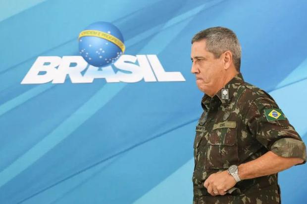 Bolsonaro tira Onyx da Casa Civil e convida general para o cargo