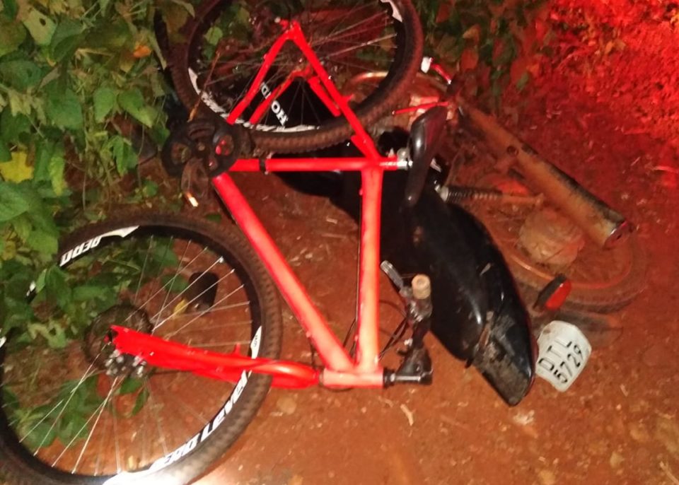 Motociclista carrega bicicleta nas costas e foge da polícia