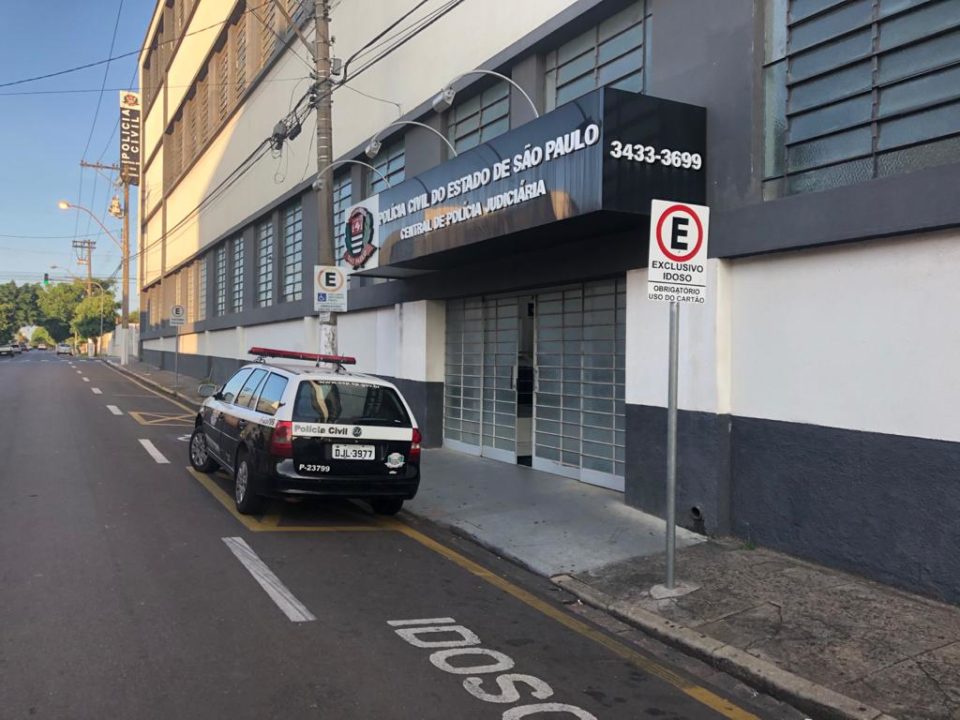 Carteira é furtada no interior de veículo no Fragata