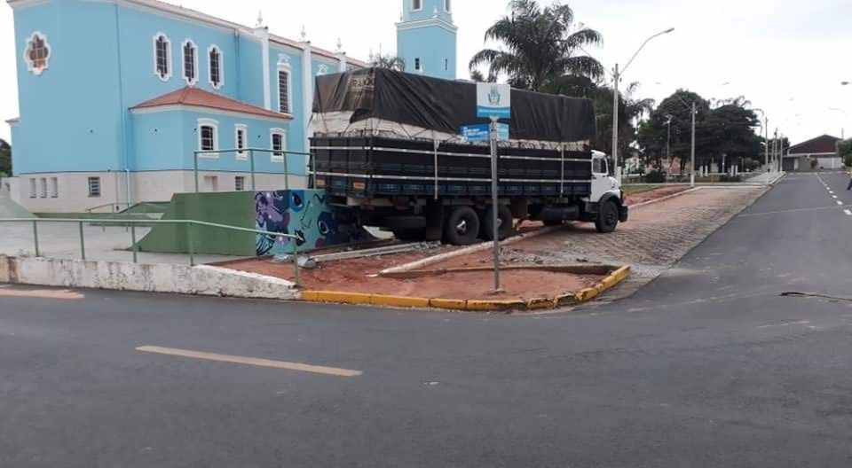 Caminhão perde o freio e atinge pista de skate em Quintana