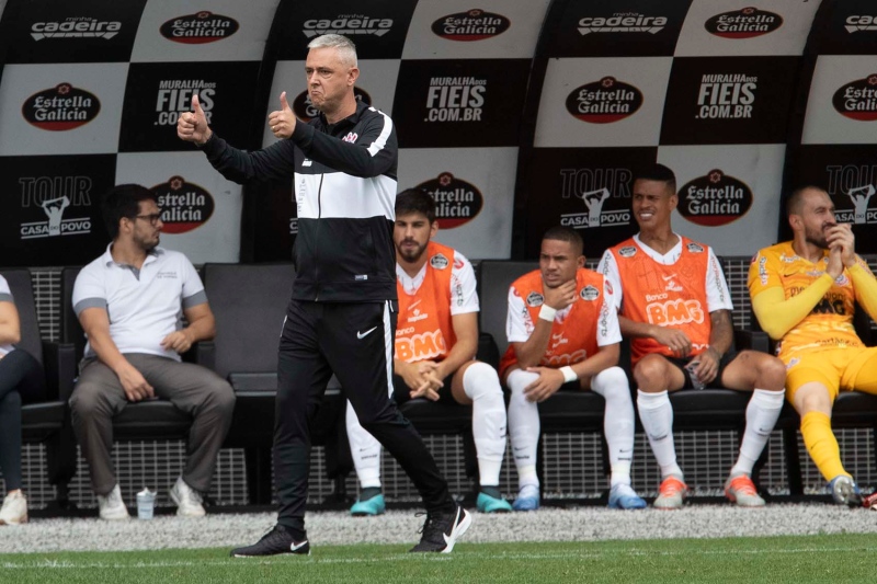 Tiago Nunes vai usar treinos da semana para reajustar o Corinthians
