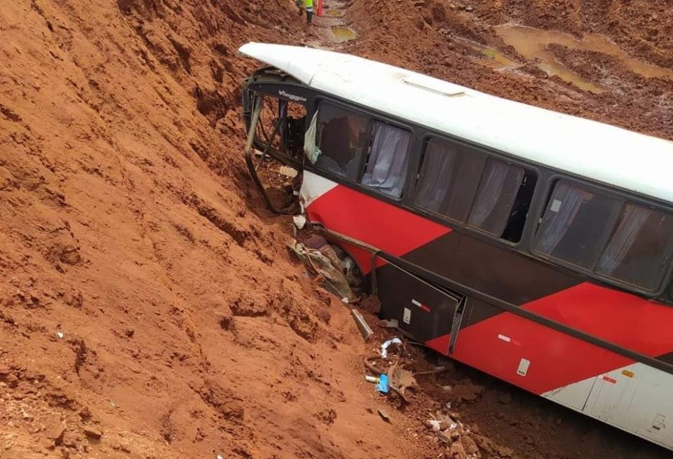 Ônibus cai em cratera que se abriu após chuva na SP-300