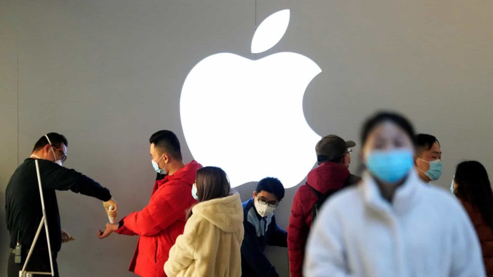 Apple está reabrindo fábricas na China, diz Tim Cook