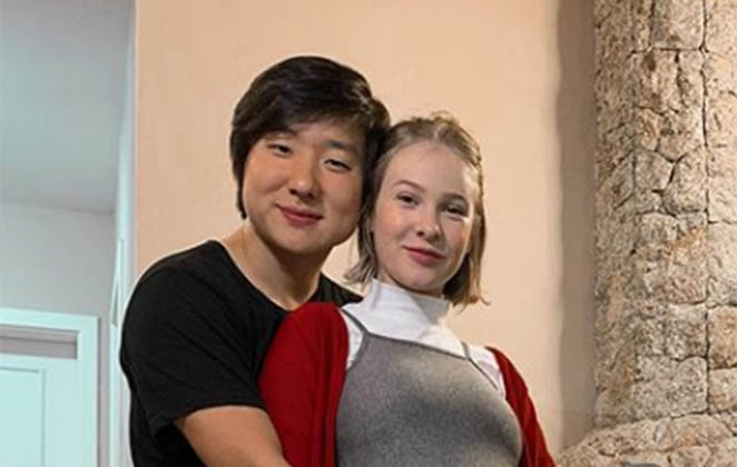 Esposa de Pyong aparece amamentando e desmente boatos