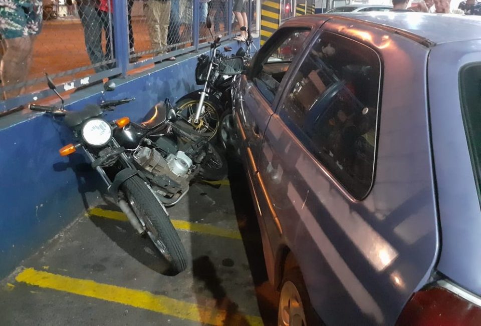Motorista atinge motos em estacionamento durante fuga