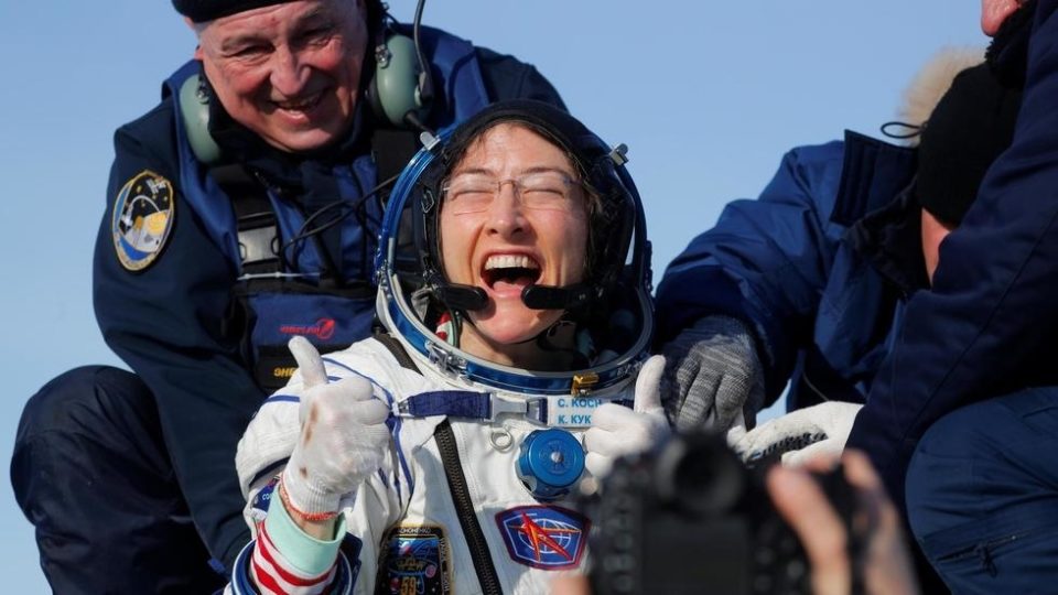 Mulher recordista em tempo no espaço volta à Terra