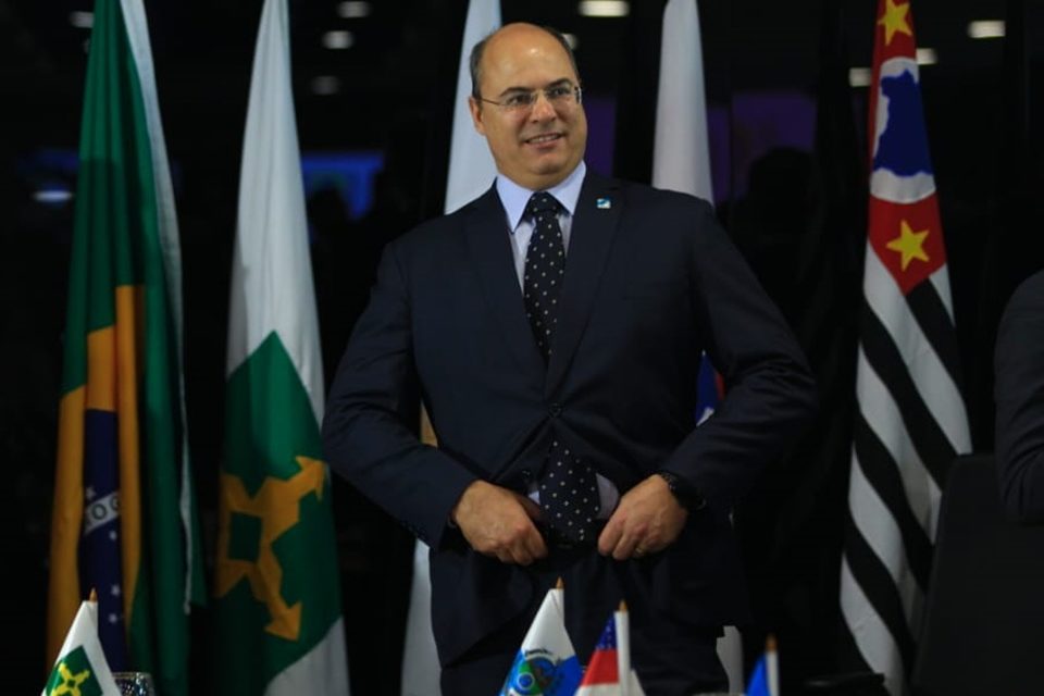 Após mais de um mês de crise da água, Witzel demite presidente da Cedae