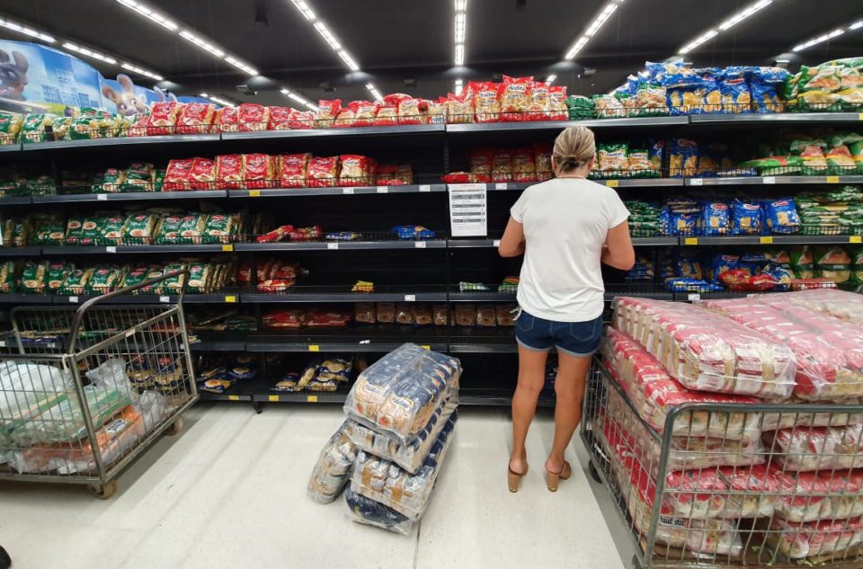 Supermercados e serviços de alimentação continuam funcionando