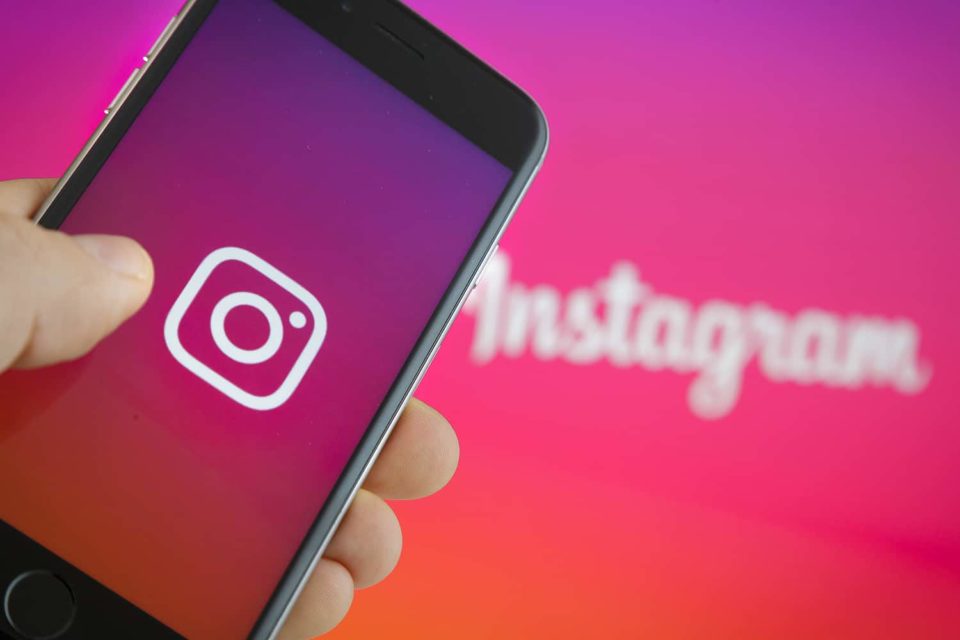 Instagram pode ter postagens nos Stories feitas do Facebook