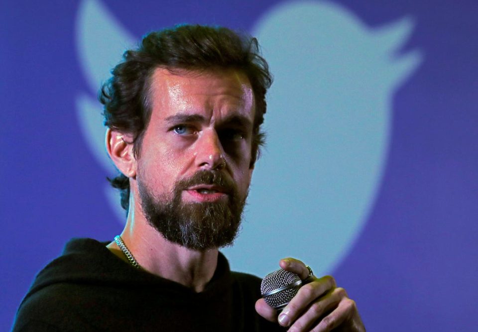 Ameaçado no cargo, presidente do Twitter tenta se defender