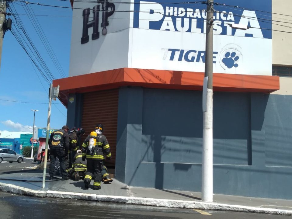 Bombeiros controlam fogo em loja de hidráulica