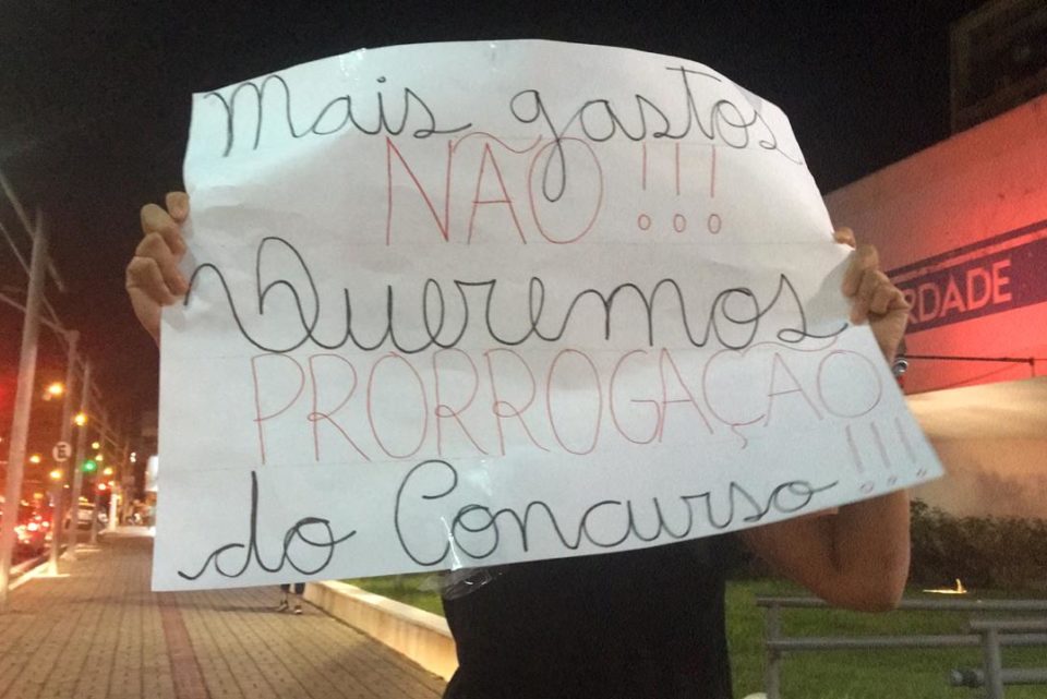 Protesto pede prorrogação de concurso da Prefeitura