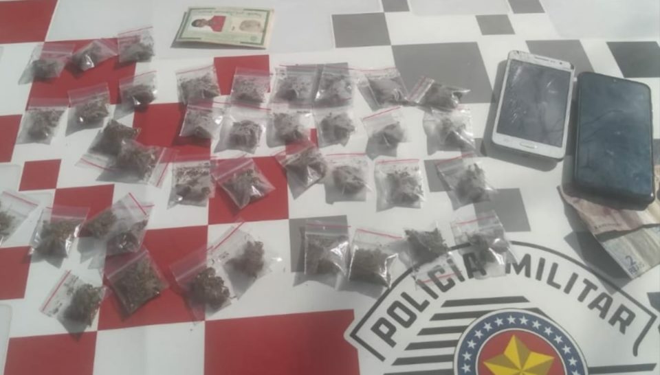 Trio é preso com maconha em carro na região