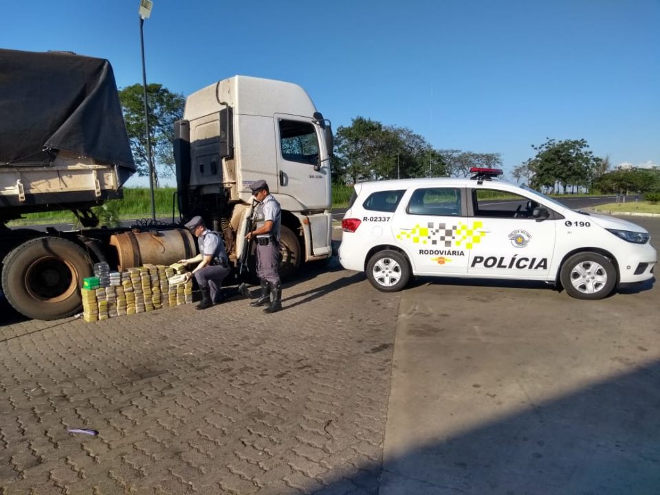 Polícia flagra caminhão recheado de cocaína e pasta base