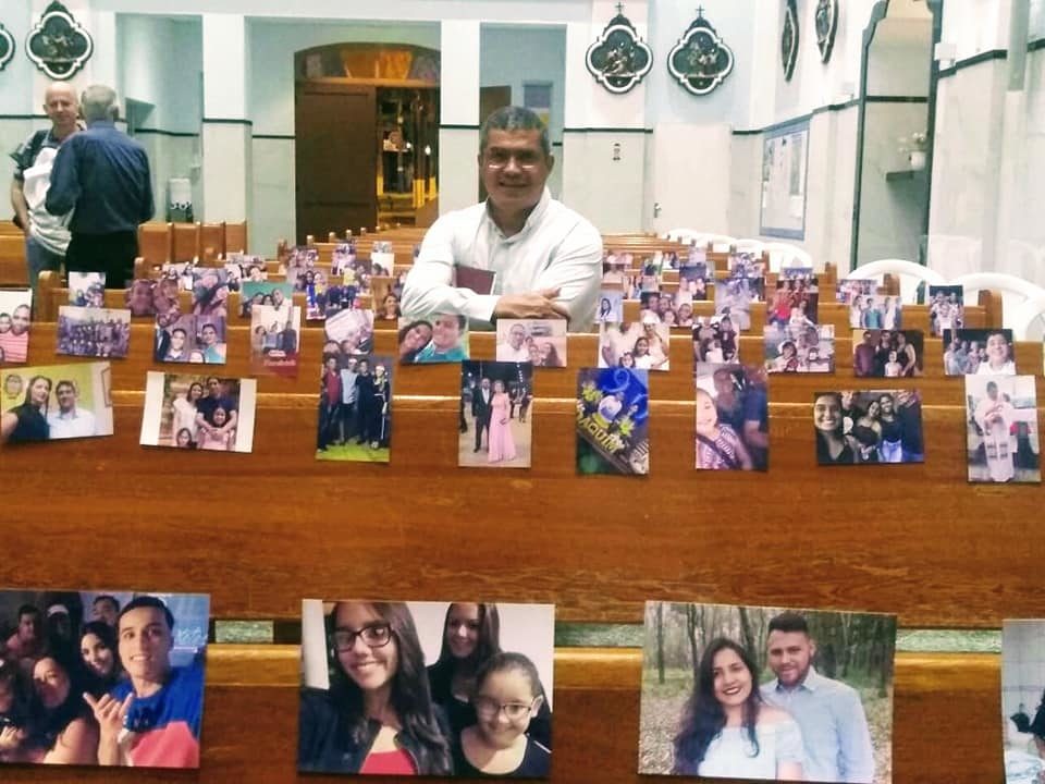 Igreja da região inova e faz missa com fotos de fiéis em bancos