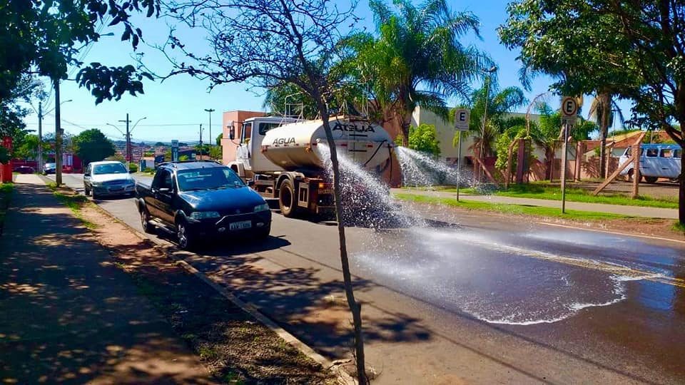 Prefeitura da região lava ruas e calçadas para combater o coronavírus