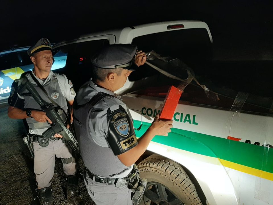 Polícia flagra Amarok recheada de maconha na SP-333