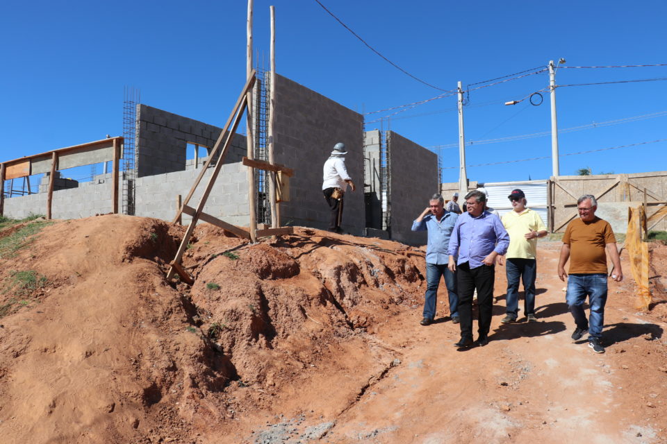 Prefeito Daniel vistoria obras das escolas no Maracá e Montana